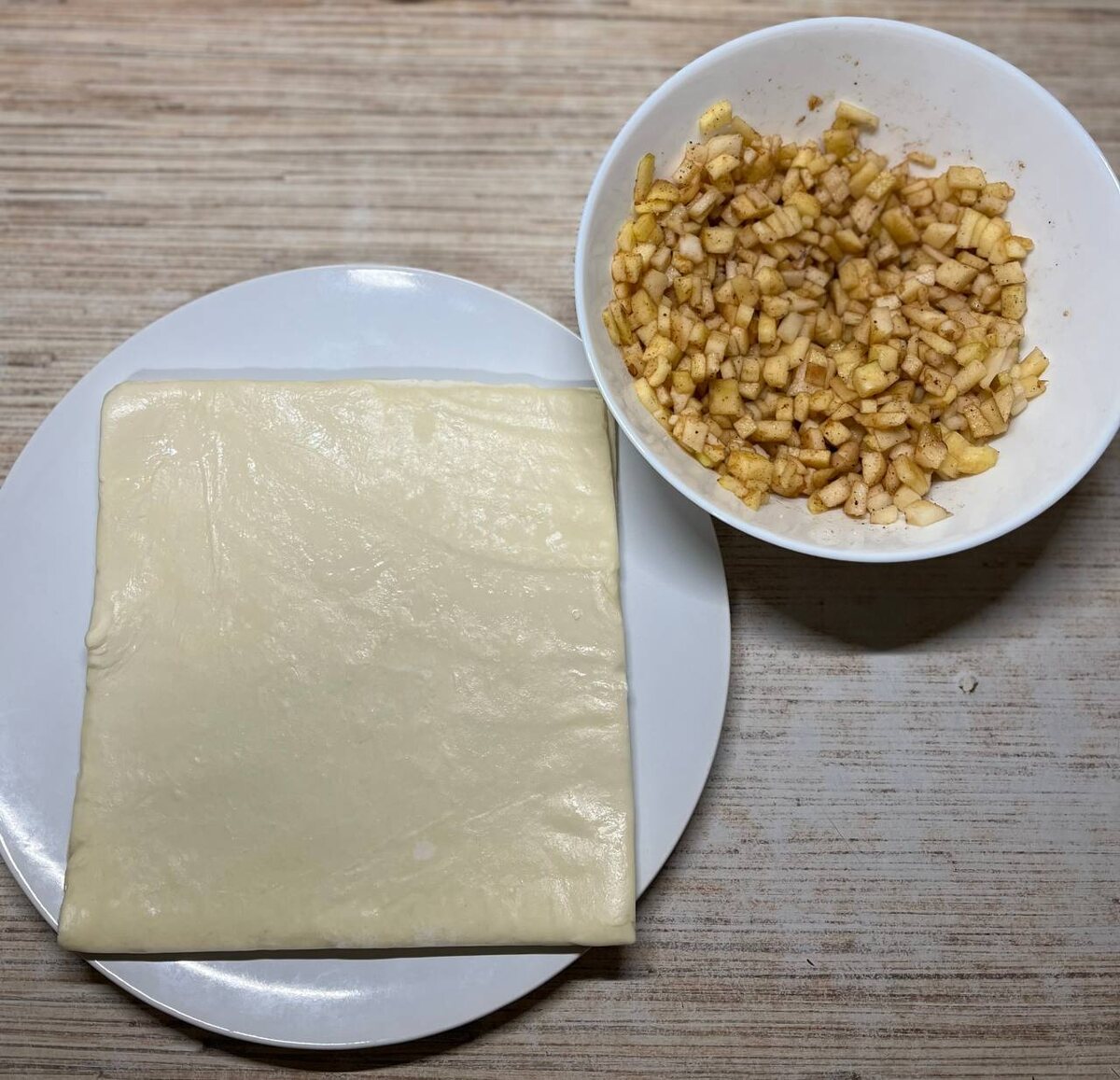 Слоеное бездрожжевое тесто и яблочная начинка