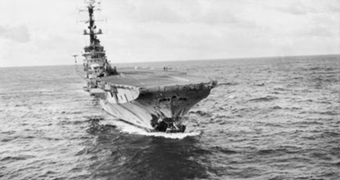 Повреждённый HMAS Melbourne сразу после столкновения с эсминцем из своего же флота. /Фото: en.wikipedia.org