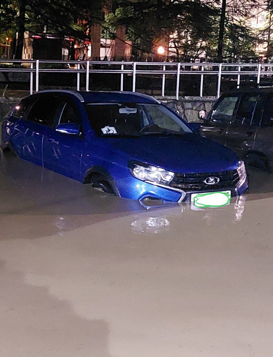 На этом фото уровень воды снизился. Фары были под водой, когда я увидела машину впервые.