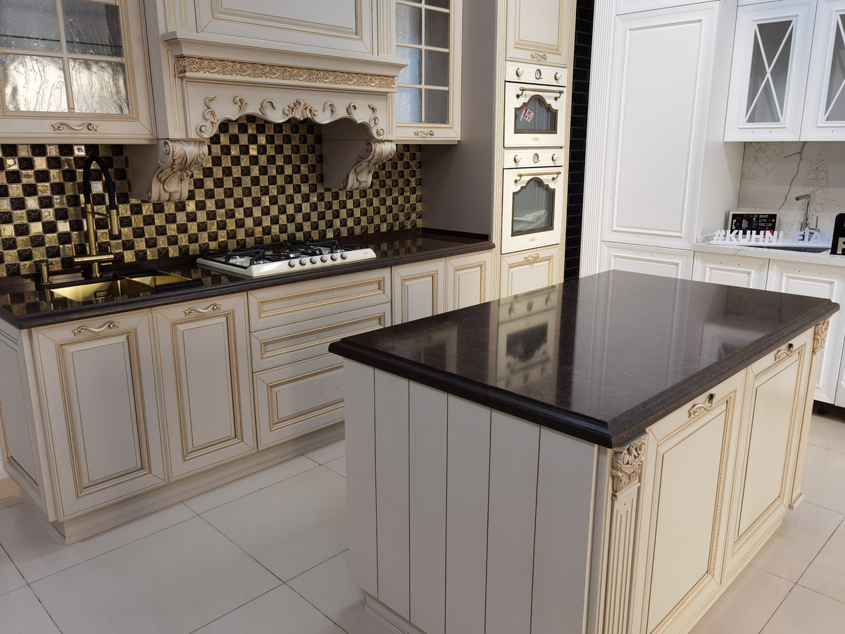 Кухня в бежевом цвете и столешницы из кварцевого камня Noble Athos Brown от TechniStone 