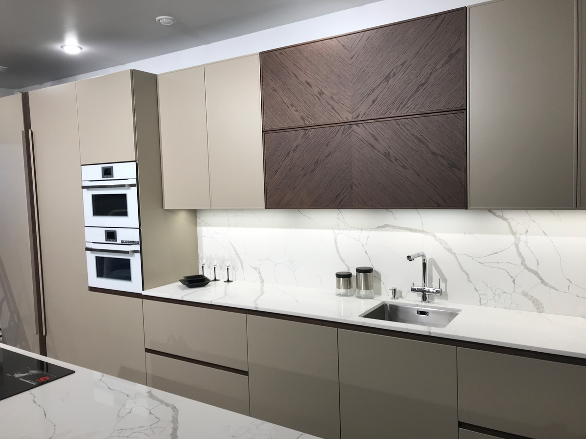 Бежевая кухня со столешницей и стеновой панелью из кварца Crystal Calacatta Silva от TechniStone 