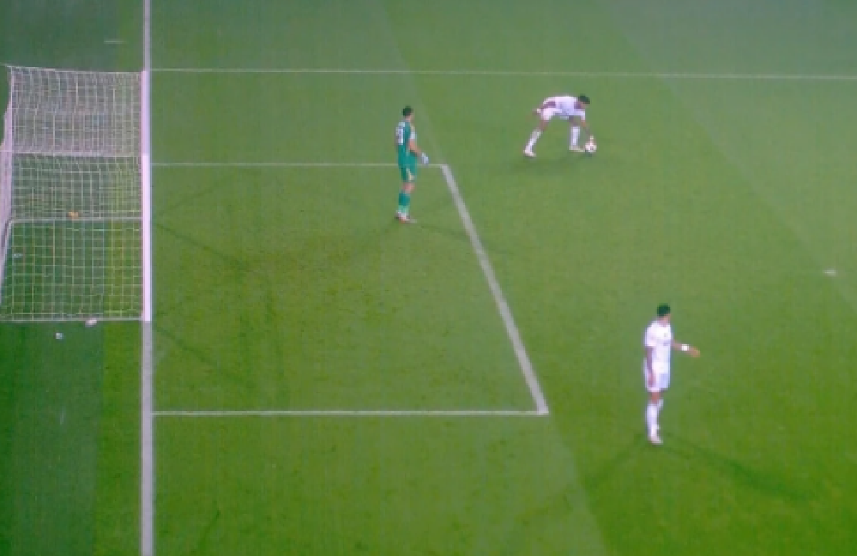 Тайрон Мингз "привез" пенальти в ворота "Астон Виллы". Фото: ОККО