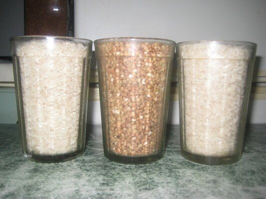 Стаканами отмеряли крупы.