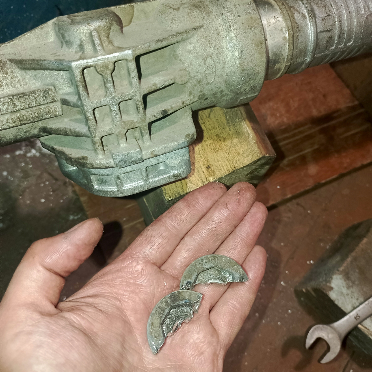 Разломанная регулировочная гайка