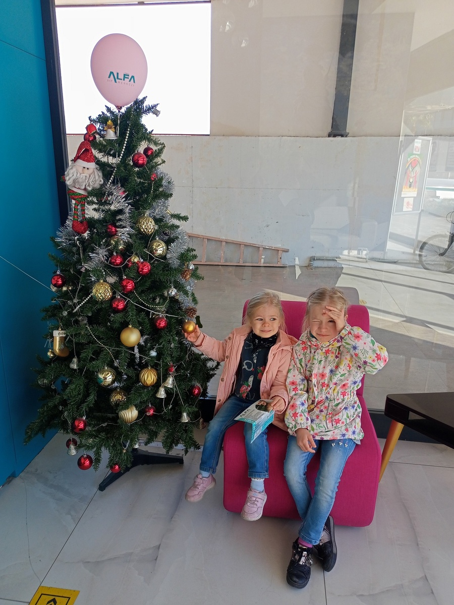 Ожидаем у стойки регистратуры в клинике.