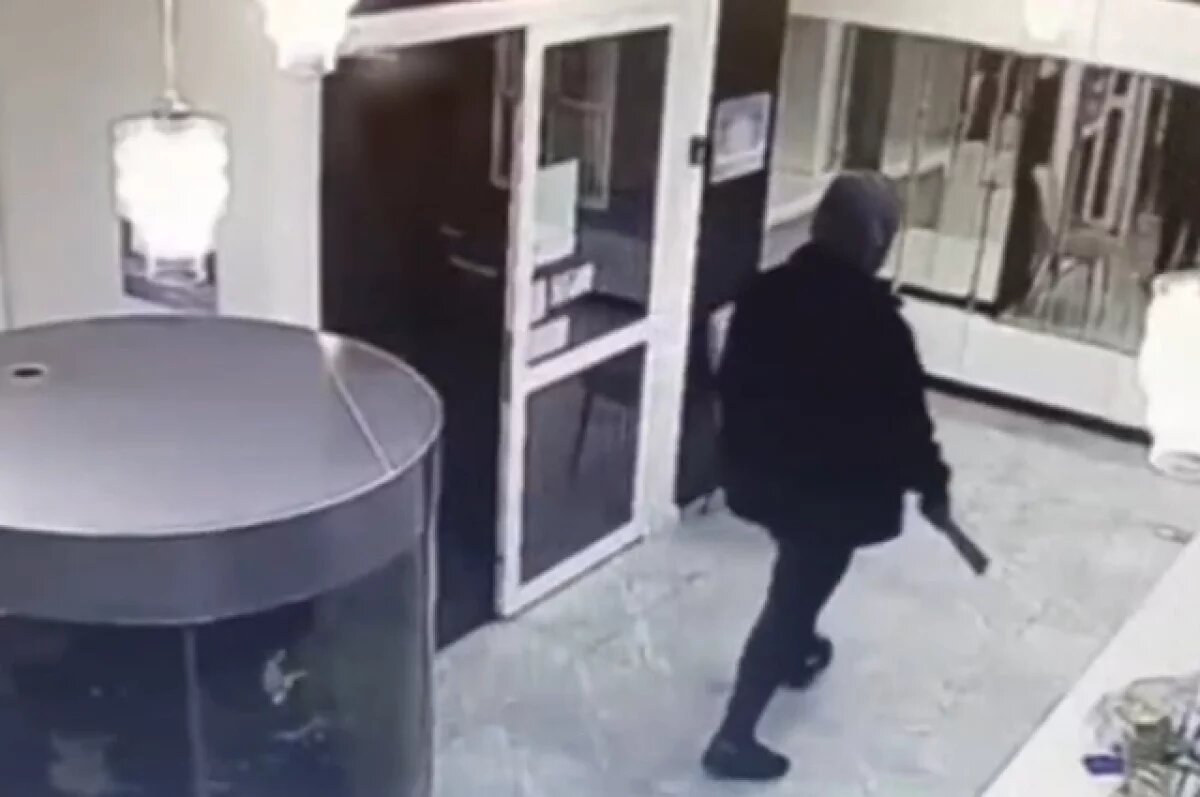    Два брата в масках и с мачете в Хабаровске ограбили стоматологию