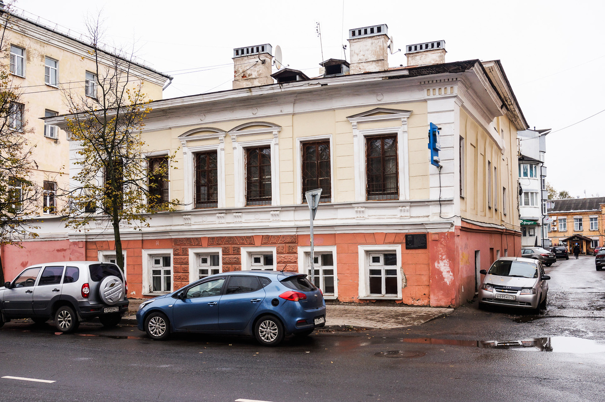 Дом № 47 по Республиканской улице (бывш. Духовской ул.), конец XVIII в., реконструкция 1858 г. Здесь родился и в 1925-1943 гг. жил композитор Баснер