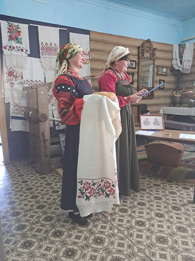 Две женщины в народных костюмах встречают детей