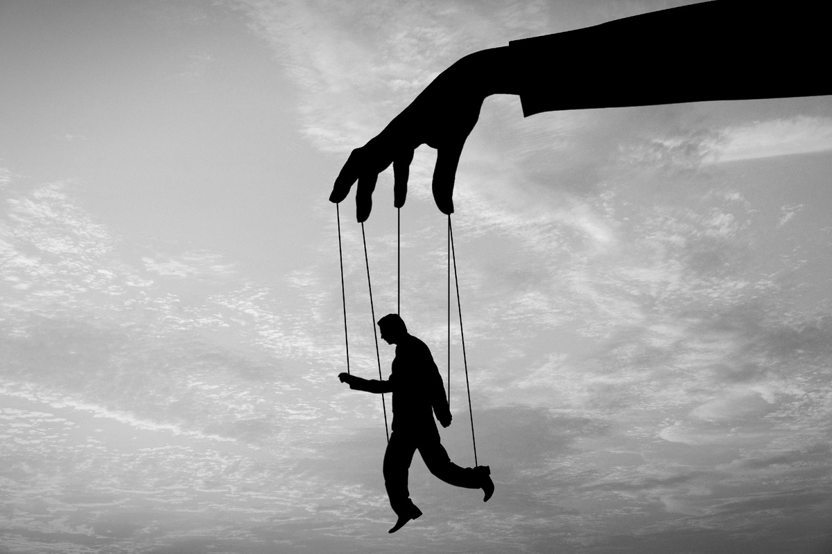 <a href="https://ru.freepik.com/free-photo/dictatorship-oppression-collage-concept_32080080.htm#fromView=search&page=1&position=43&uuid=8cfa3a6e-cb6f-43ff-adfc-55437b0f1b32">Изображение от freepik</a>