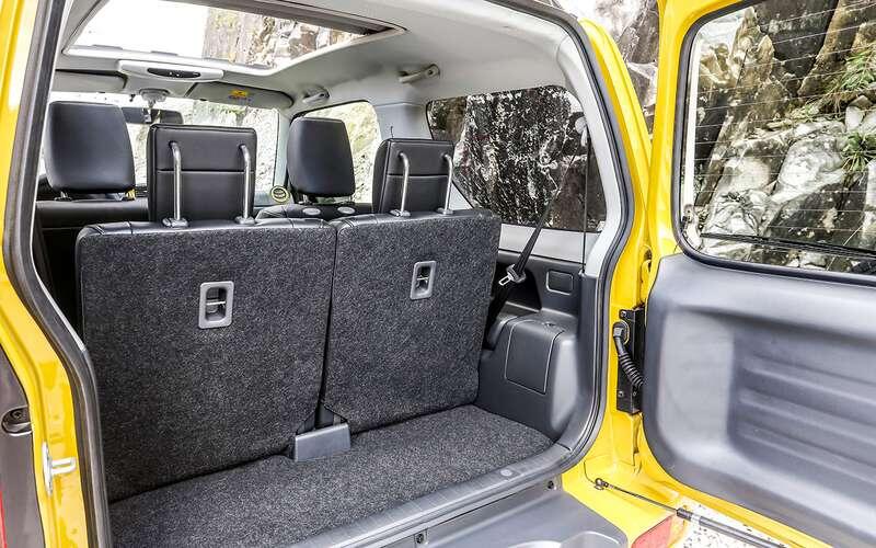    Заявленная емкость багажника 113 л – сапоги, корзина и коробка с блеснами уместятся. Распашная дверь с закрепленной на ней запаской с возрастом провисает.