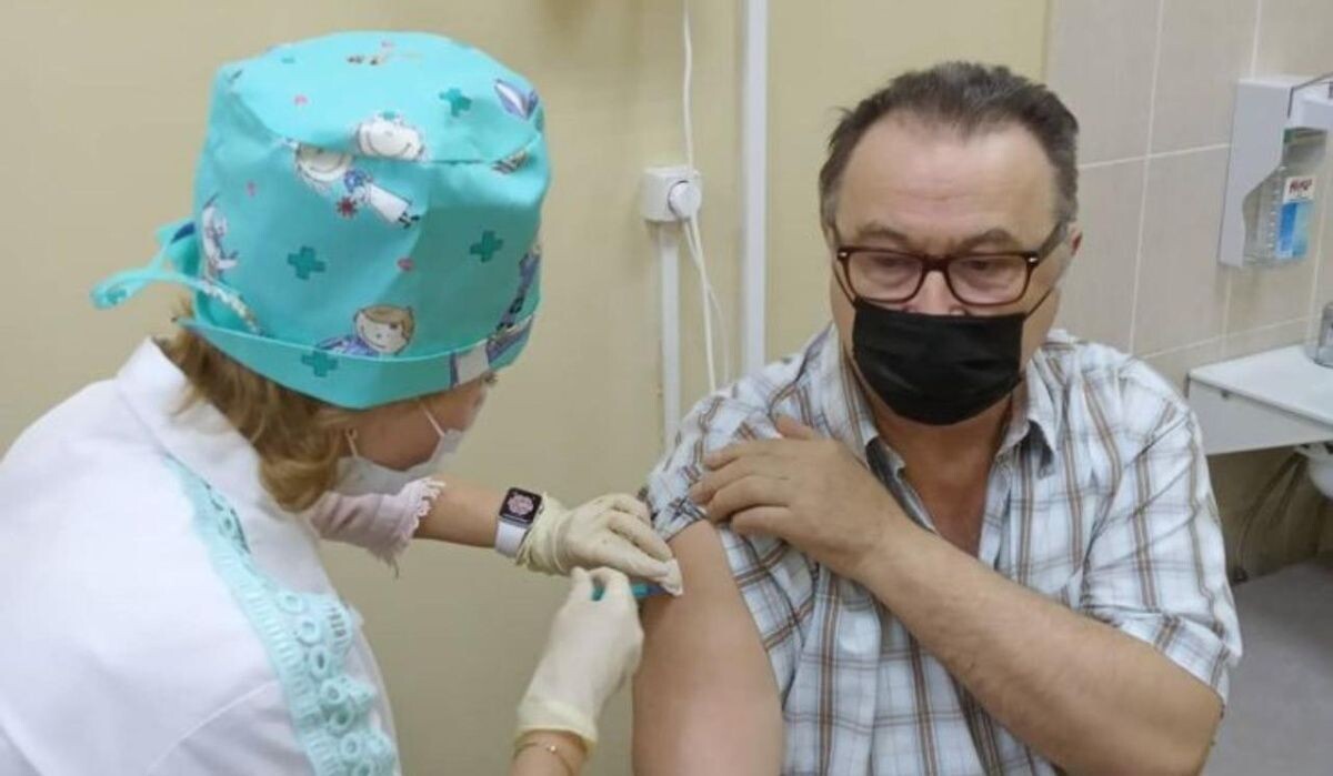     Врач делает прививку. Источник: permkrai.ru Автор фото: Пресс-служба Правительства Пермского края