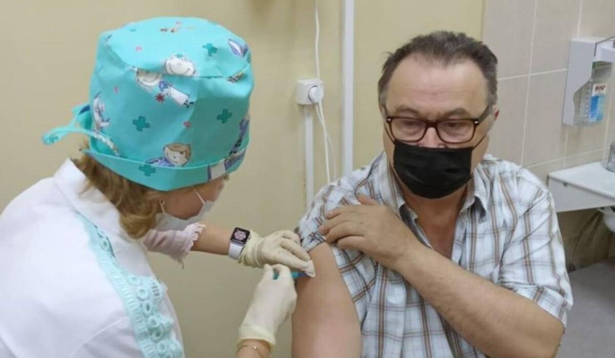     Врач делает прививку пациенту. Источник: permkrai.ru Автор фото: Пресс-служба Правительства Пермского края