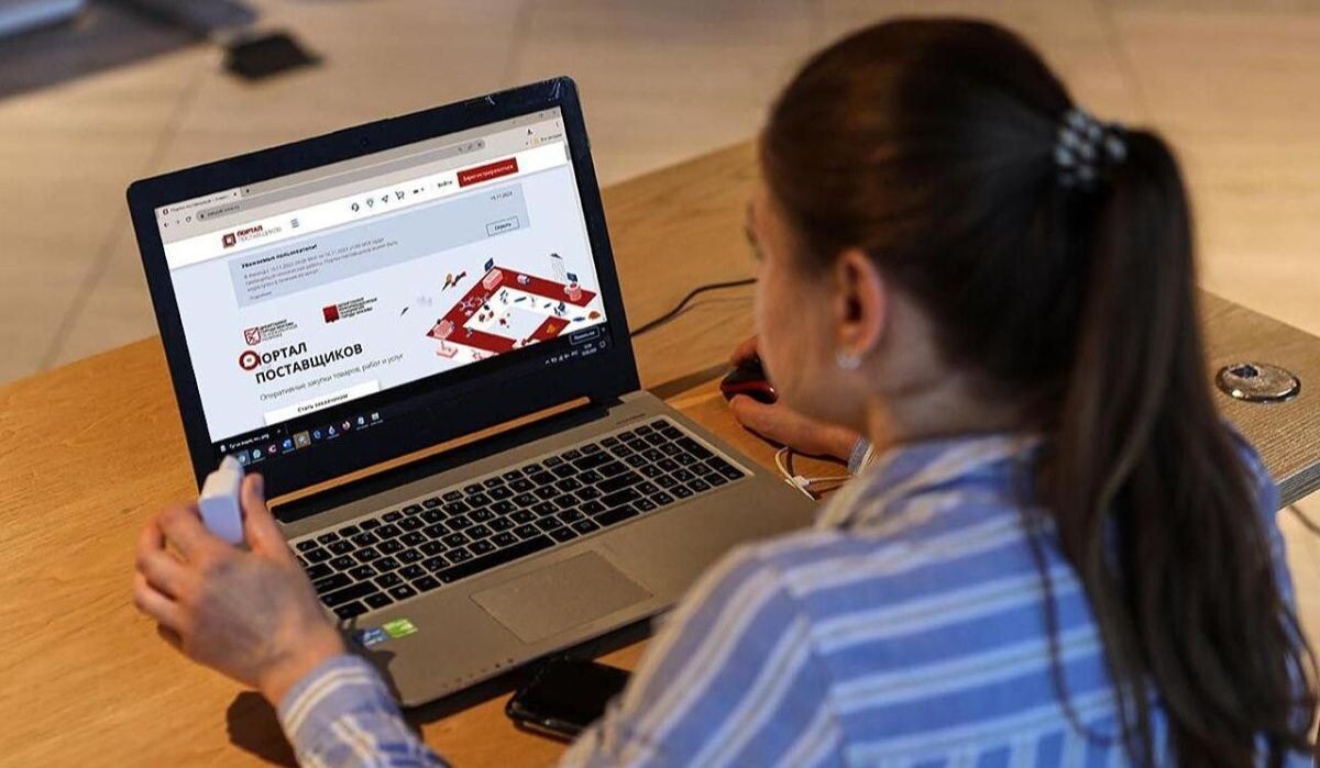     Девушка с ноутбуком. Источник: permkrai.ru Автор фото: Пресс-служба Правительства Москвы