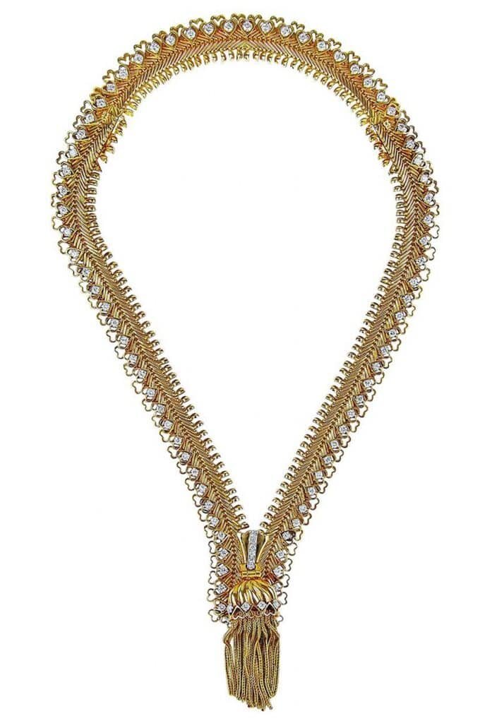 Yafa Jewels предлагает искусно выполненные, часто редкие изделия от ведущих мировых ювелирных домов, как, например, это золотое и бриллиантовое ожерелье Van Cleef & Arpels Zip 1950-х годов, которое идет в комплекте с парой клипс для ушей. «Ожерелье Zip — один из самых великолепных дизайнов Van Cleef», — говорит Морис Морадоф, основавший Yafa Jewels вместе со своей матерью. «Вы можете носить его как ожерелье или браслет. Также очень необычно найти подходящую пару сережек». 