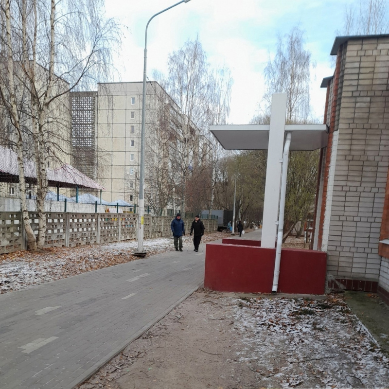    Грузовики уничтожают газон и новый тротуар на Древлянке в Петрозаводскепаблик "Моя Древлянка"/https://vk.com/drv_ptz