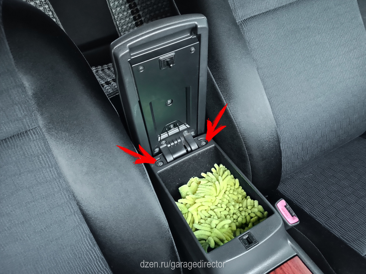 открутить эти два болта