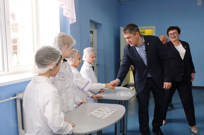 Дмитрий Махонин приветствует юных учащихся гимназии № 16