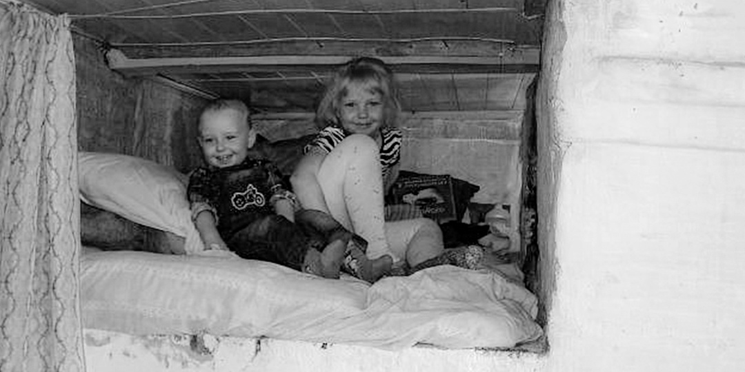 "А ну-ка быстро спать", - уже в третий раз прикрикнет мама. А вы всё равно шушукаетесь и смеётесь. Когда в детстве ночевали в гостях