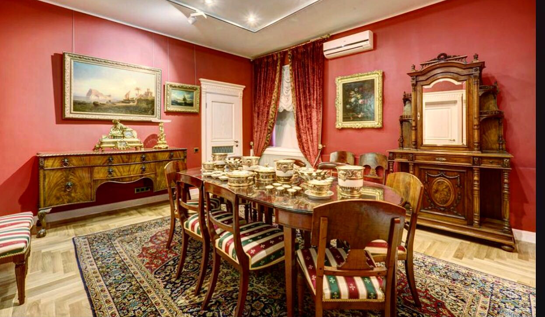 Интерьер зала ресторана в Москве.