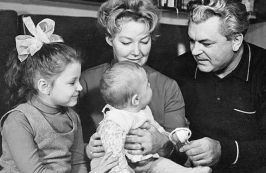 Сергей Бондарчук и Ирина Скобцева с детьми Алёной и Фёдором 