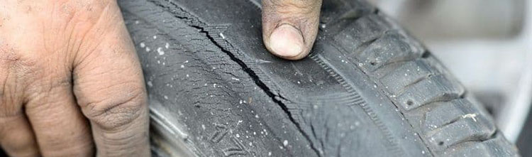 Свою зимнюю резину стоит непременно осмотреть на предмет трещин, выпавших шипов и следов износа. Накачайте баллоны чуть сильнее летнего варианта – на 0,1-0,2 бар. Измерьте глубину протектора – она должна быть не менее 4 мм (на многих современных зимних покрышках за это отвечает специальный индикатор). Если она меньше, такую шину использовать запрещено. Если на рабочей поверхности наблюдаются микротрещины или белые пятна, стоит задуматься о покупке нового комплекта.



Не пренебрегайте зимними покрышками – их состав намного мягче шин летнего типа, и он способен обеспечивать хорошее сцепление не только со снежной и ледяной трассой, но и держать авто на асфальте даже в слякоть, что очень актуально в случае малоснежной зимы.