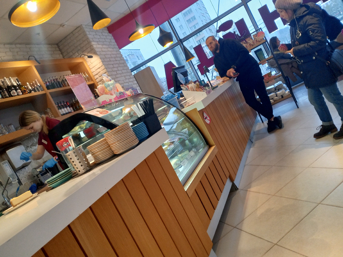 Стою себе в сторонке, не мешаю. В отличии от того мужика.