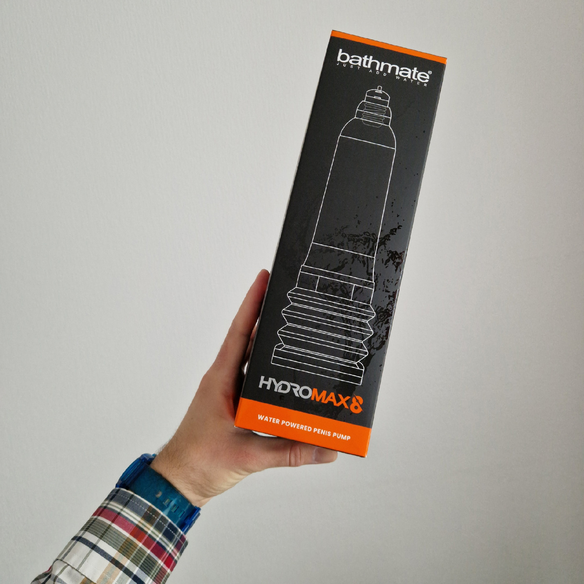 Упаковка выглядит по-мужски стильной и современной.