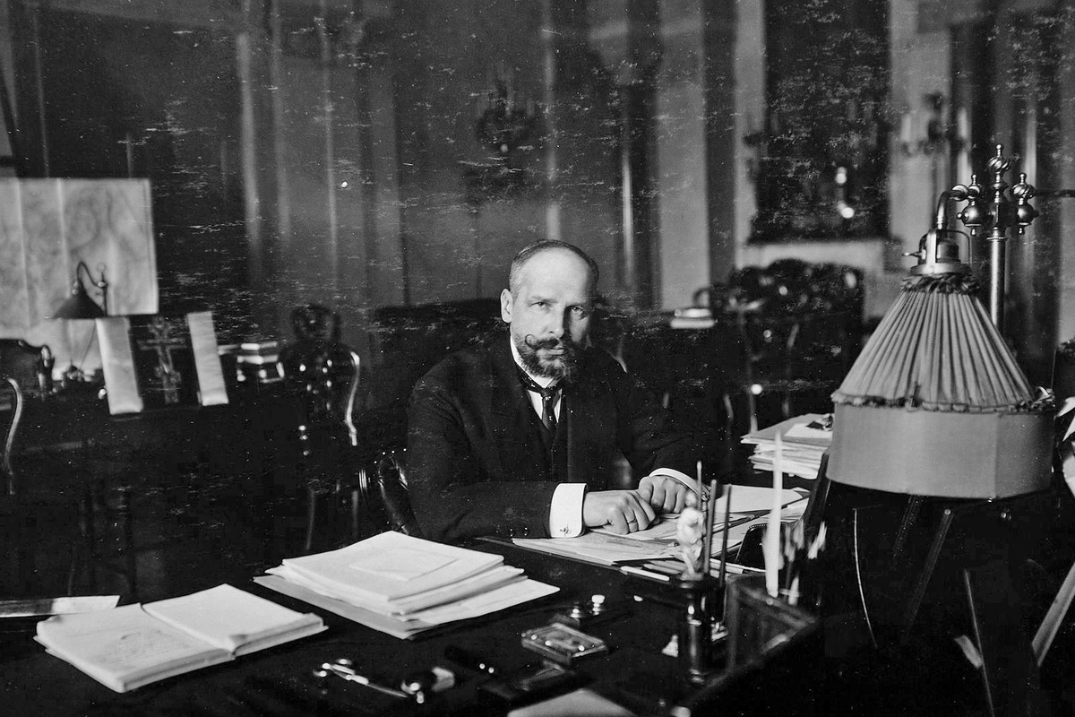    Петр Столыпин в кабинете в Зимнем Дворце. 1907 год. /Альбом фотографических снимков Петра Столыпина / andcvet.narod.ru