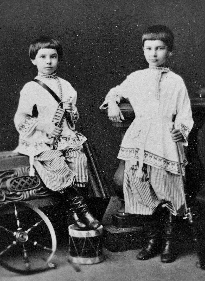    Петр Столыпин с братом А. Столыпиным. 1869 год. /Альбом фотографических снимков Петра Столыпина / andcvet.narod.ru