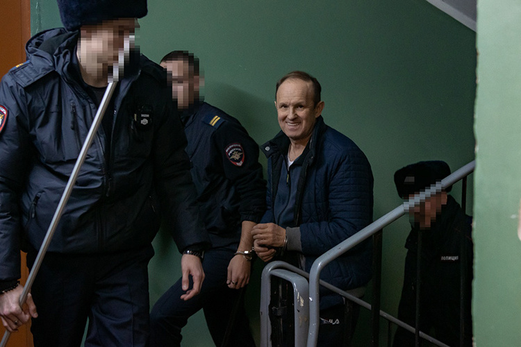    Валерий Чулаков сохранил бодрость духа, уверенно и без одышки поднимался вместе с конвоирами на 9-й этаж