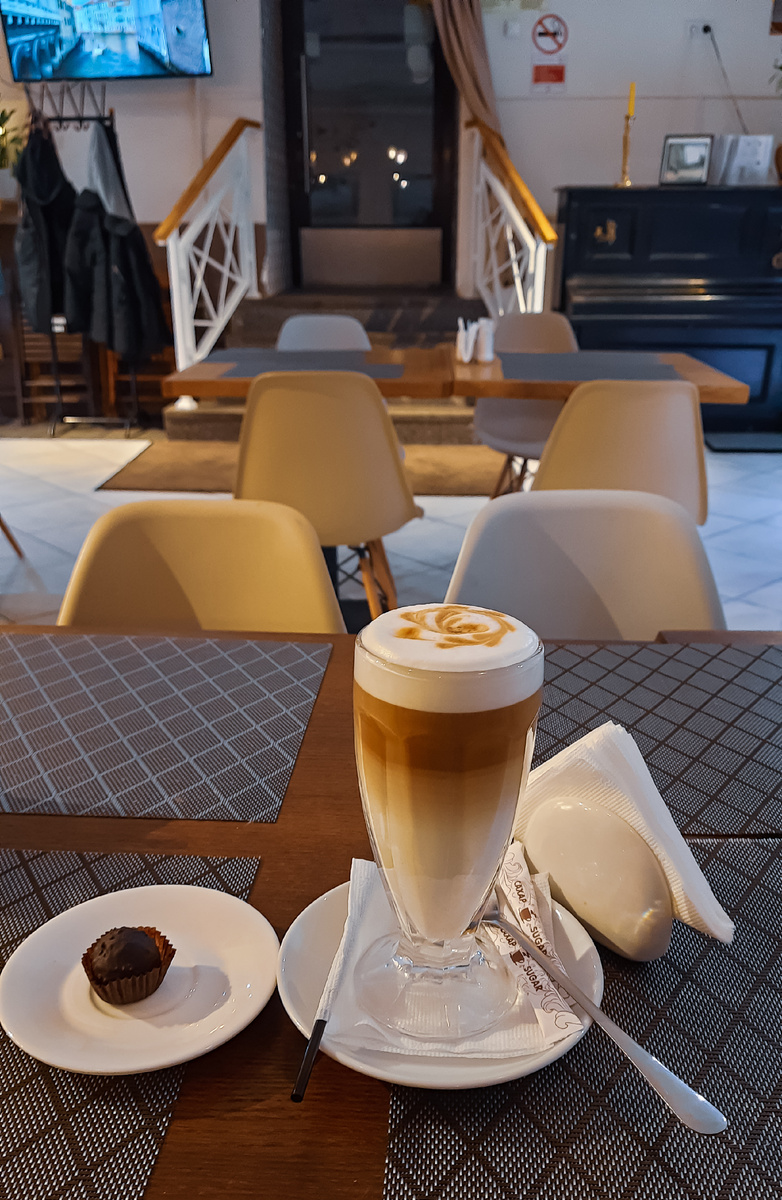 Латте с ореховым сиропом мне