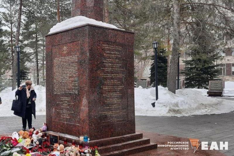    ЕАН / Монумент в сквере "4 апреля"