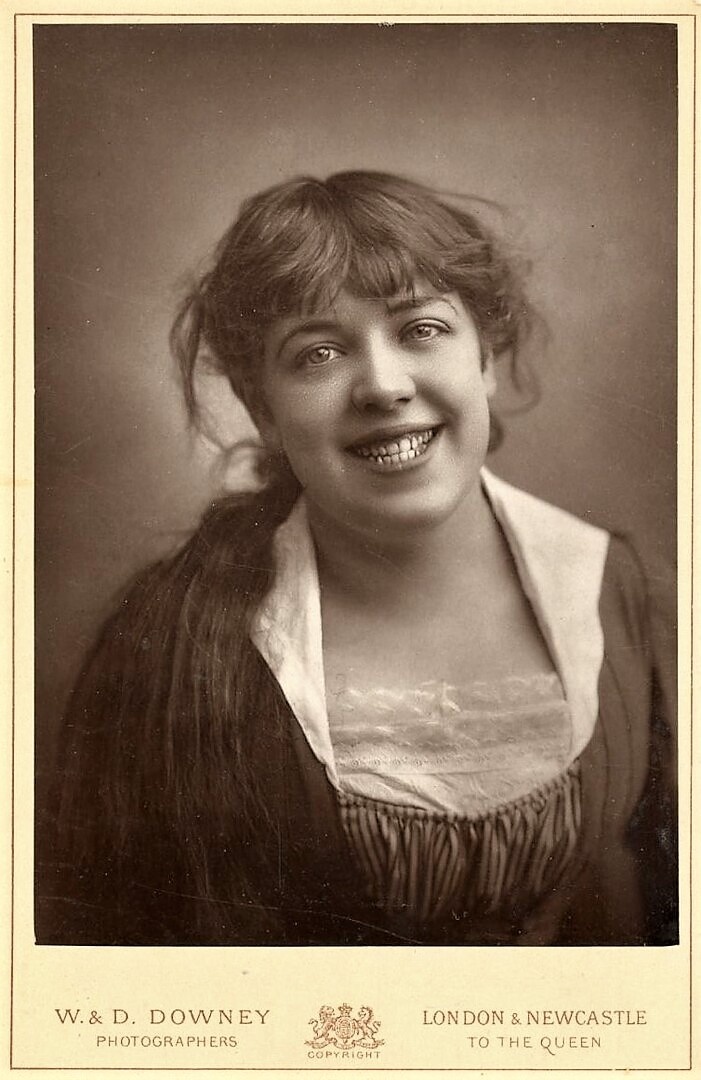 Жанна Самари (фр. Léontine Pauline Jeanne Samary) родилась 4 марта 1857 года в Нёйи-сюр-Сен