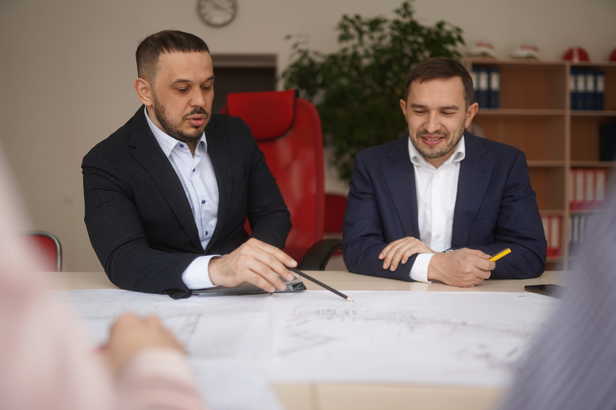 Инженеры-проектировщики обсуждают проект