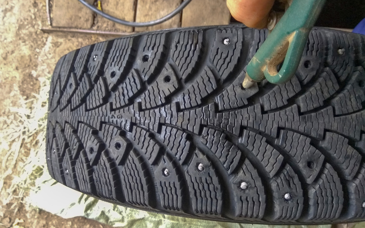 NPSimage / Shutterstock / FOTODOM📷Дошиповка вручную — базовый и самый трудоемкий способ, которым пользовались прошлые поколения автомобилистов