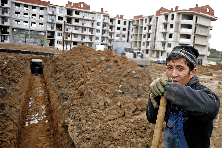Мигранты работают там, где отказываются работать россияне по причине низких зарплат. | Фото: Сергей Бобылев/ТАСС