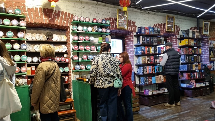 Пространство "Белые облака" - это большой эзотерический супермаркет: есть все - от книг до одежды
