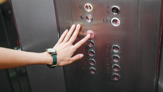    Минстрой предложил продлить срок службы старых лифтов в России Алина Городниченко