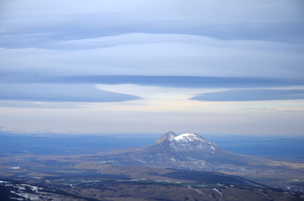 "СИНЕВА  НЕБЕС"   Гора - лакколит  Верблюд.  Снимок сделан с Орлиных скал (Малый Тау).
