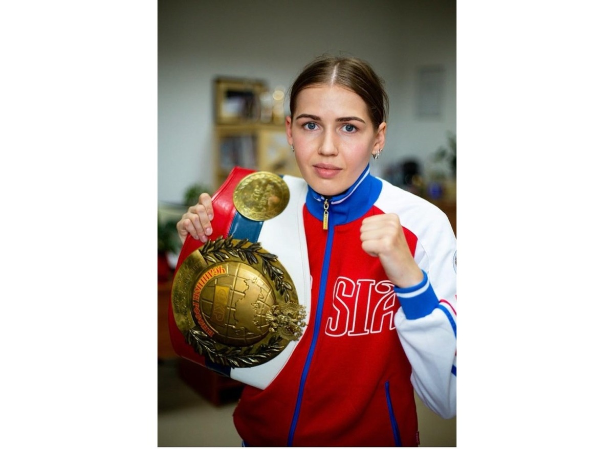    Красавица в полицейских погонах