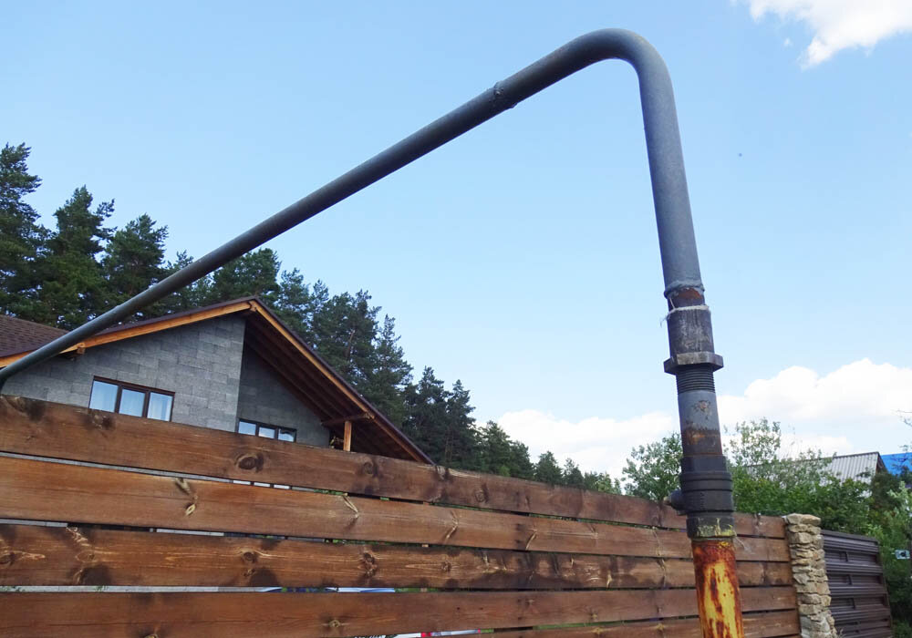 Серая труба ведёт к нашему отоплению