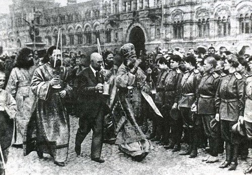 Митрополит Московский Тихон (будущий патриарх) благословляет ударный женский батальон перед отправкой на фронт. Военные формирования, состоящие из женщин, были созданы Временным правительством с целью поднять патриотический настрой армии на фронтах Первой мировой войны. Лето 1917 года, Москва, Красная площадь. Фото из открытого доступа