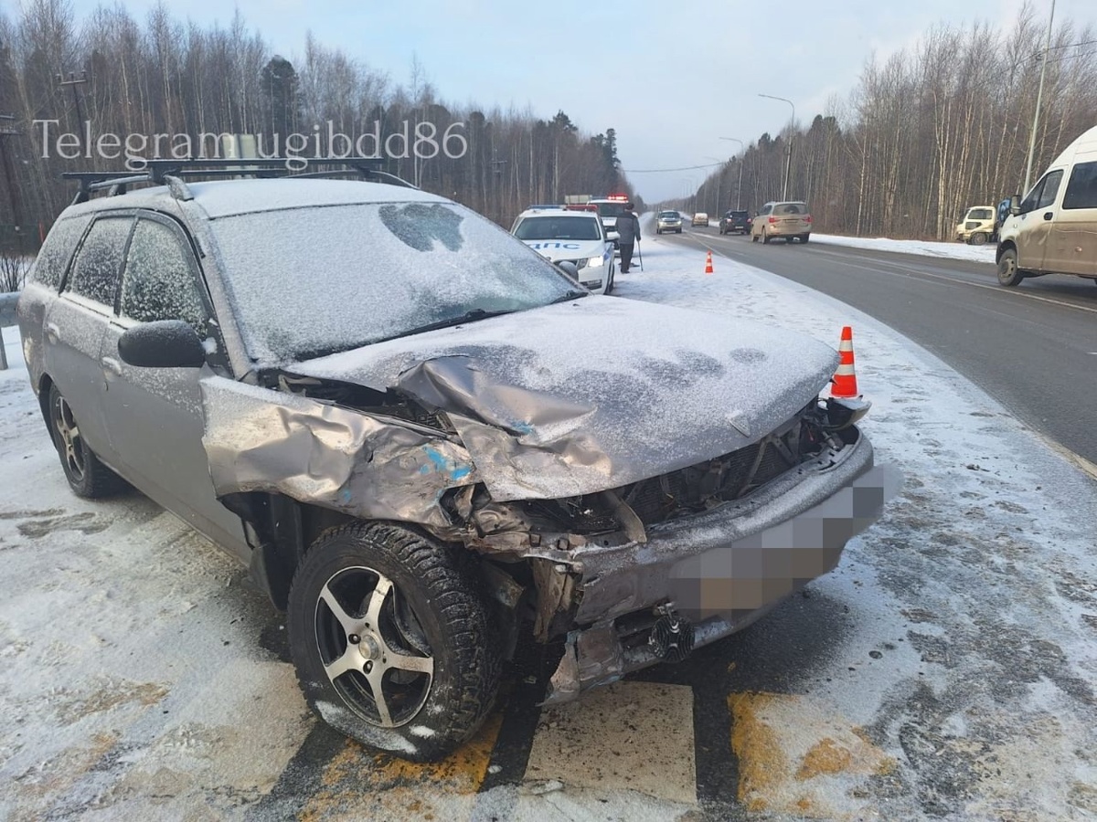    Два человека пострадали в Югре при неудачном развороте автомобиля