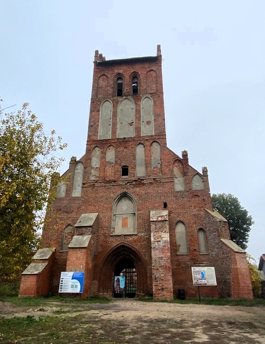 Кирха Гердауэн была построена в 1345 году. Фото автора.