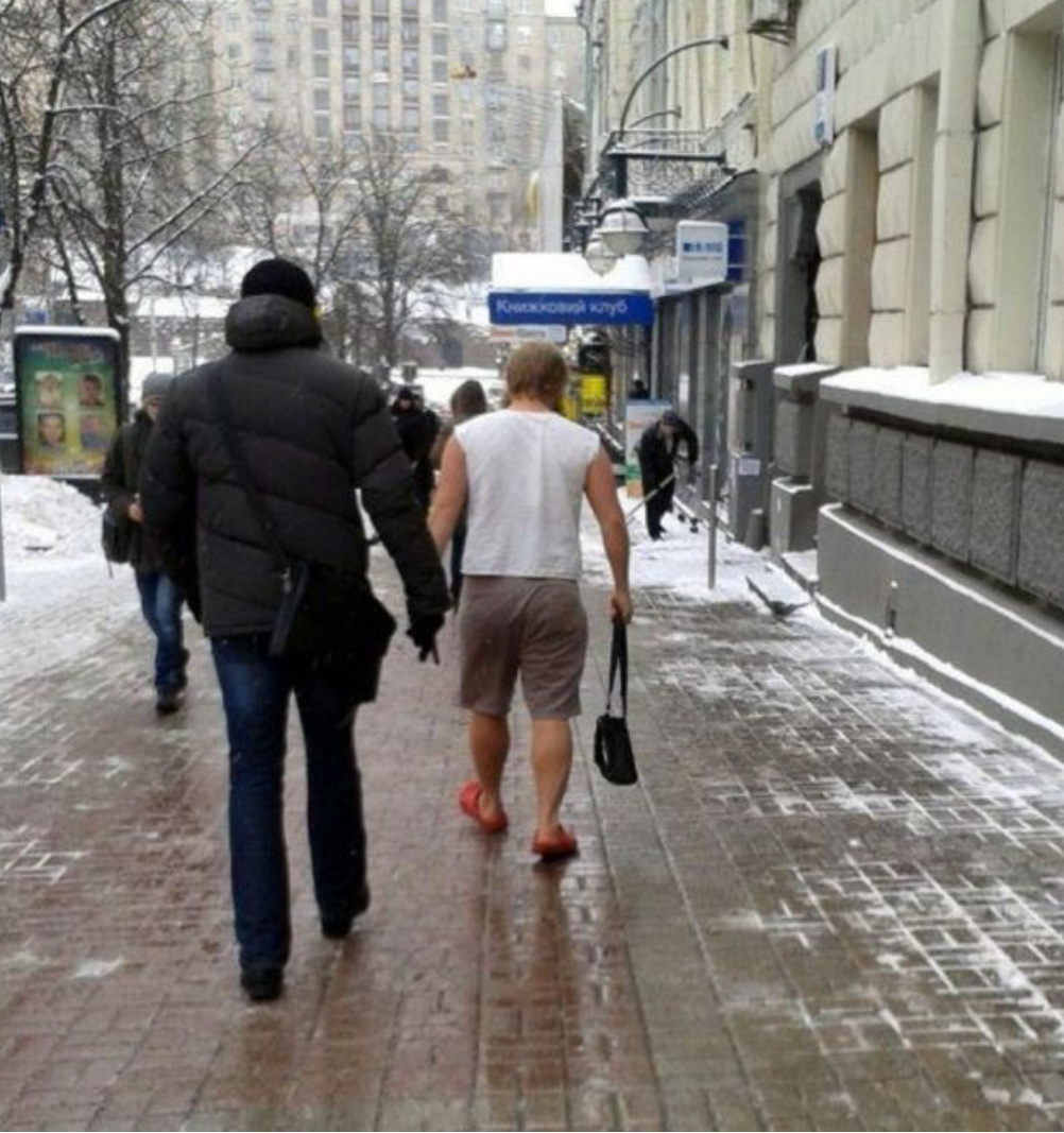 Не любит света боится холода и носит мундир