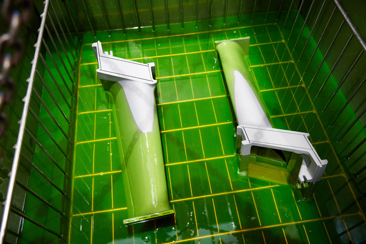 Рис. 1.  Исследование лопаток методом люминесцентной дефектоскопии