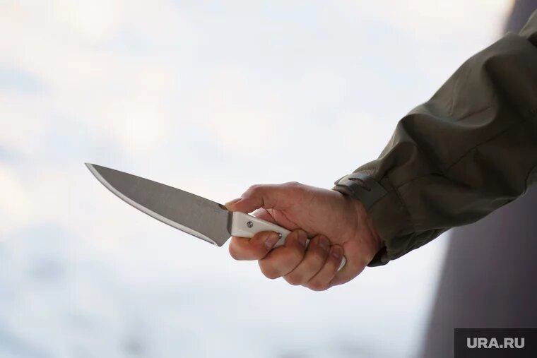 Повара попытались отобрать у мужчины нож (архивное фото). Фото: Стас Этвеш © URA.RU