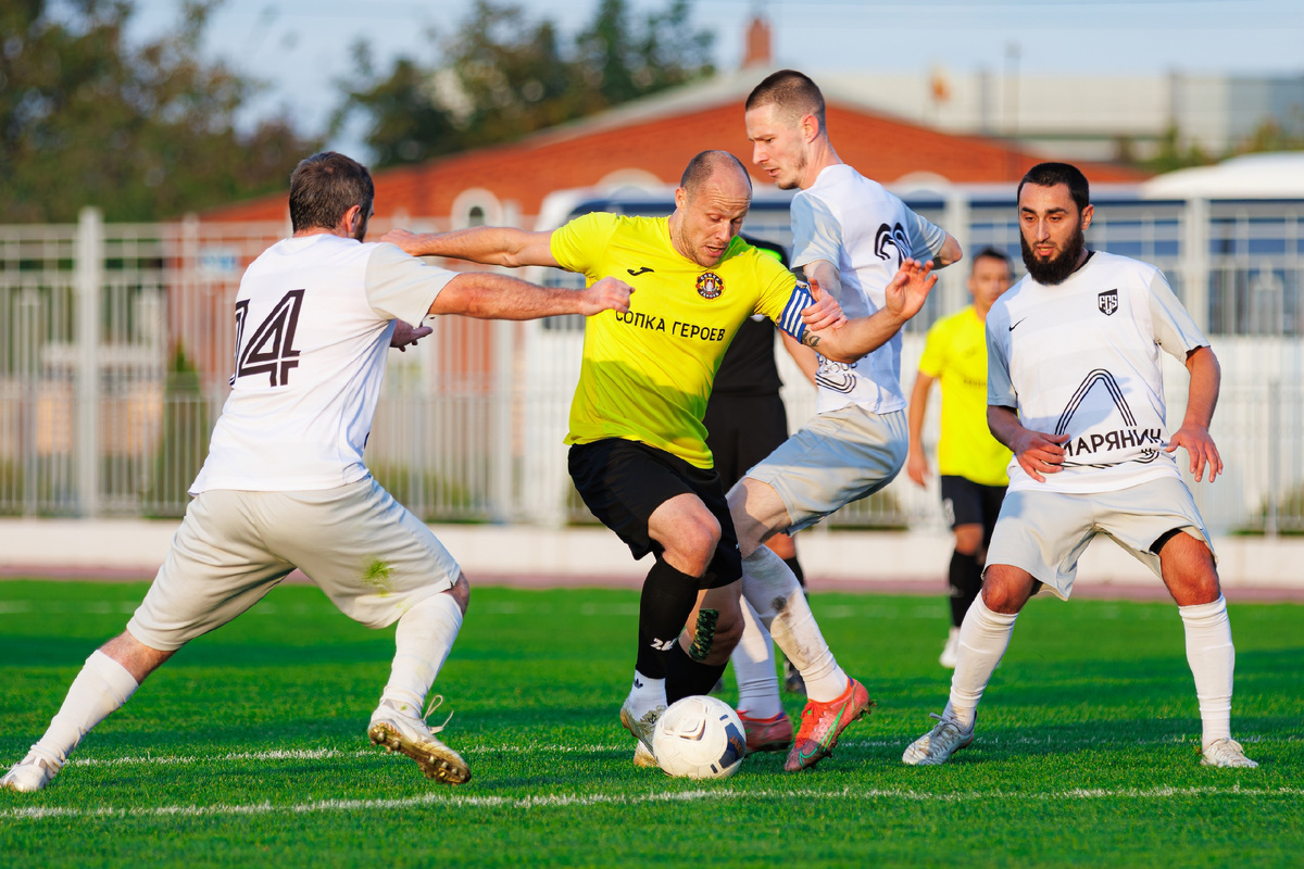 Игра между «Самарянином» и «Сопкой Героев» получилась достойной финала: неуступчивая, напряжённая, с удалением и серией пенальти. 