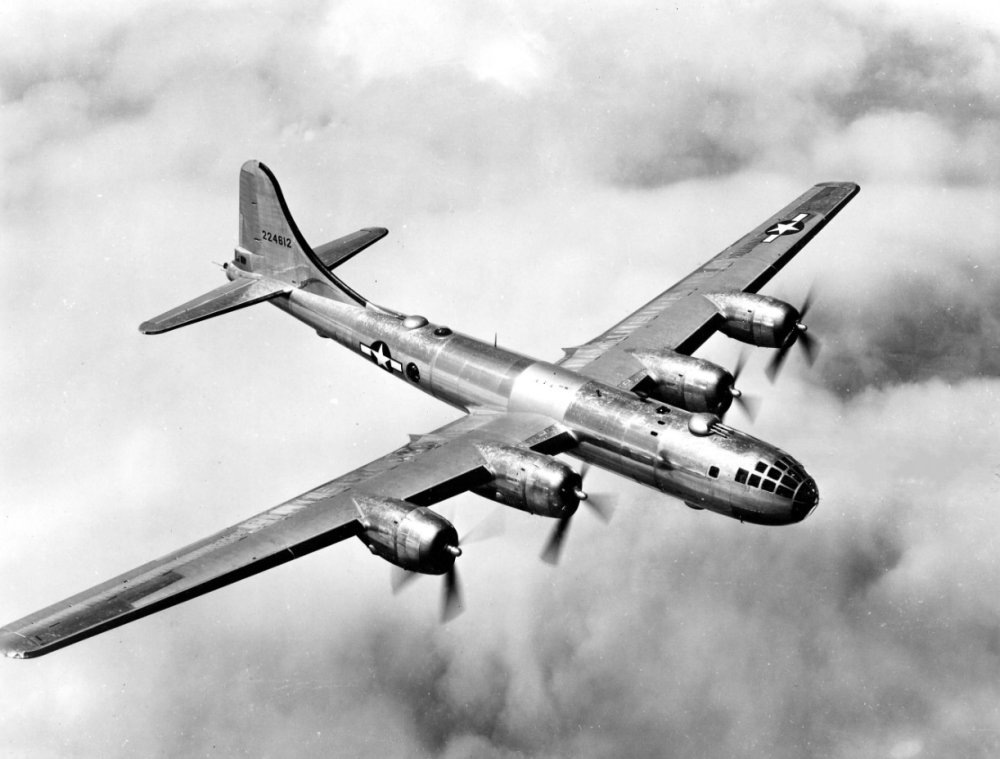 Boeing B-29 Superfortress летит бомбить Японию