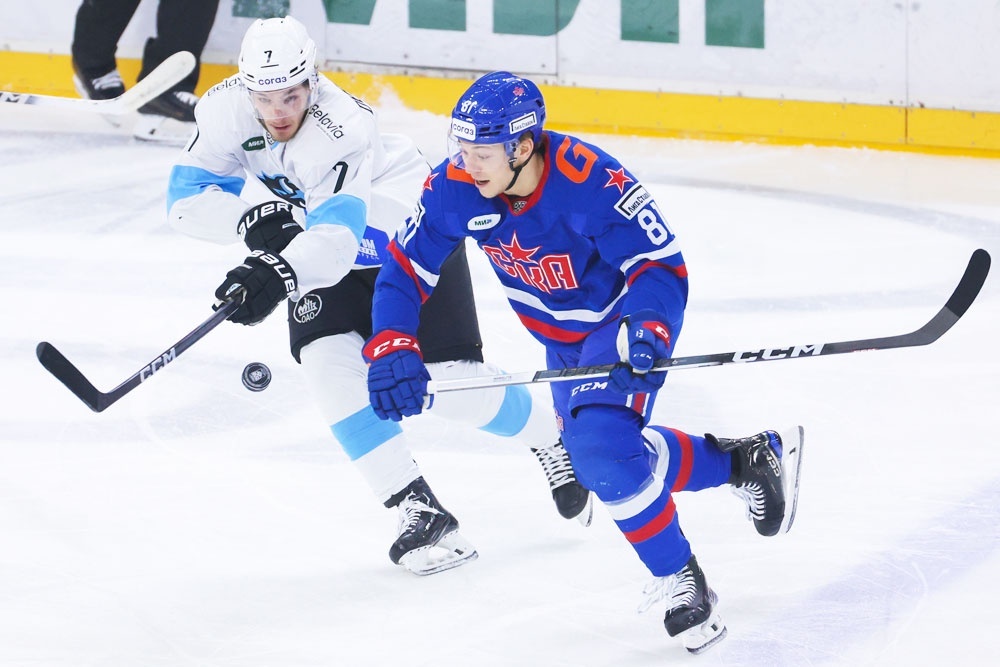    Арсений Грицюк (справа) не зацикливается на очках за результативность, но в этом сезоне он их набирает исправно. / Фото: Петр Ковалев / ТАСС